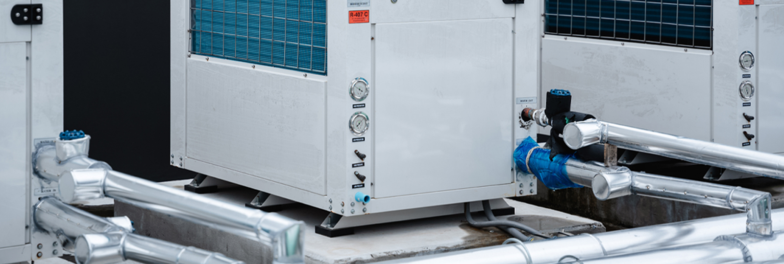 建物の屋上のパイプや電気配管、エアコンの室外機のリスク