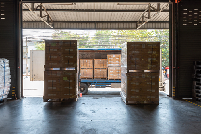 物流倉庫の搬入口付近のネズミ侵入に対応